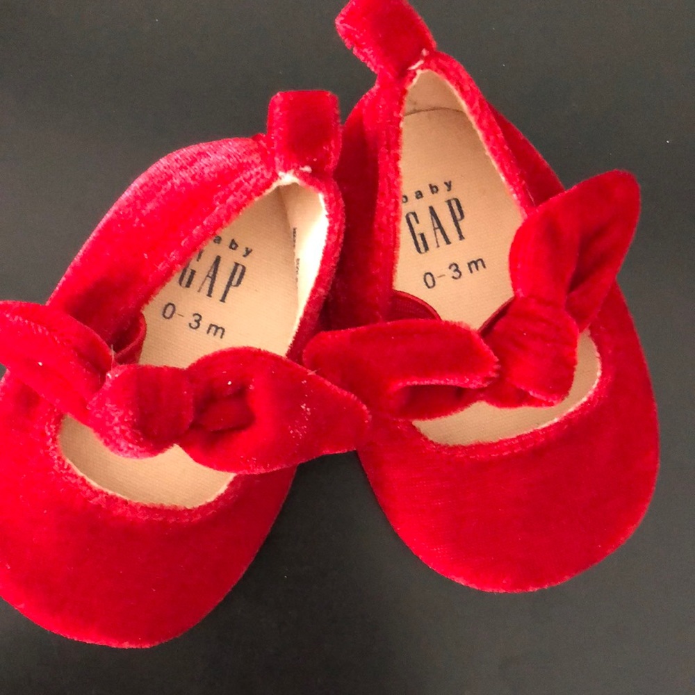 Gap red velvet Christmas baby shoe 0-3 months